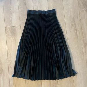 Navy Blue H&M Pleated Skirt. High Waisted. Midi